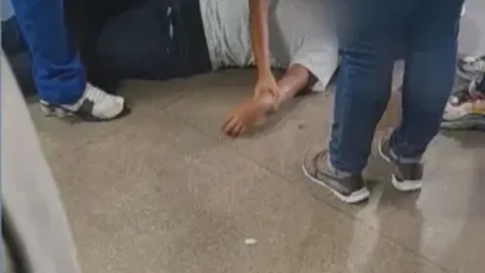 VÍDEO: Grávida de 15 anos desmaia após agressões dentro de escola