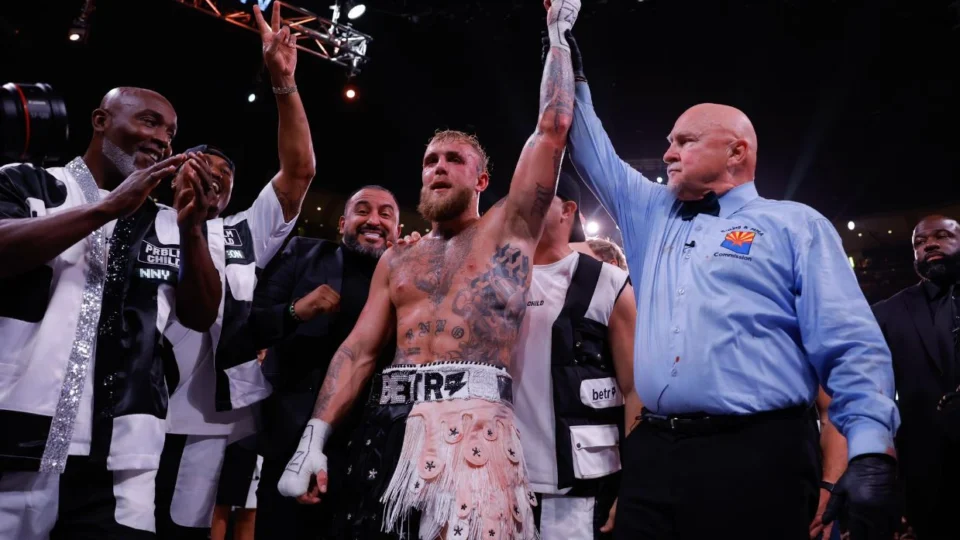 Jake Paul vence Anderson Silva e mantém invencibilidade no Boxe profissional