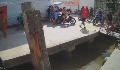 VEJA VÍDEO: jovem cai em rio após ligar moto com defeito