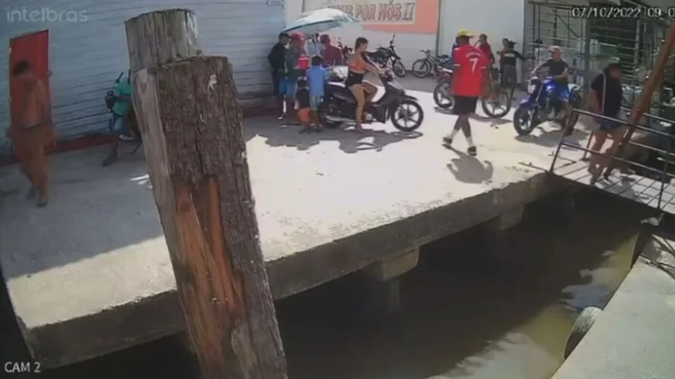 VEJA VÍDEO: jovem cai em rio após ligar moto com defeito