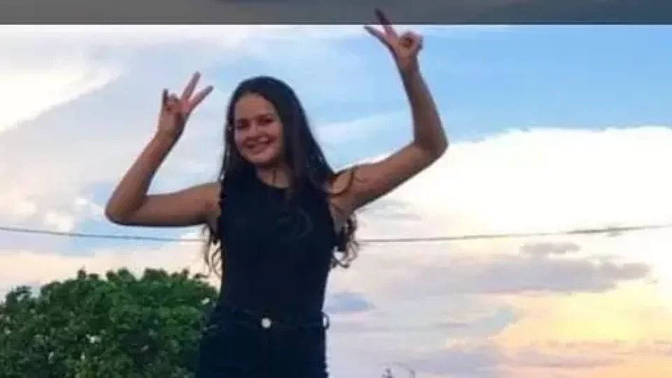 Adolescente morre eletrocutada ao tocar em TV depois do banho