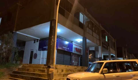 Mulher leva tiro de raspão na cabeça em assalto