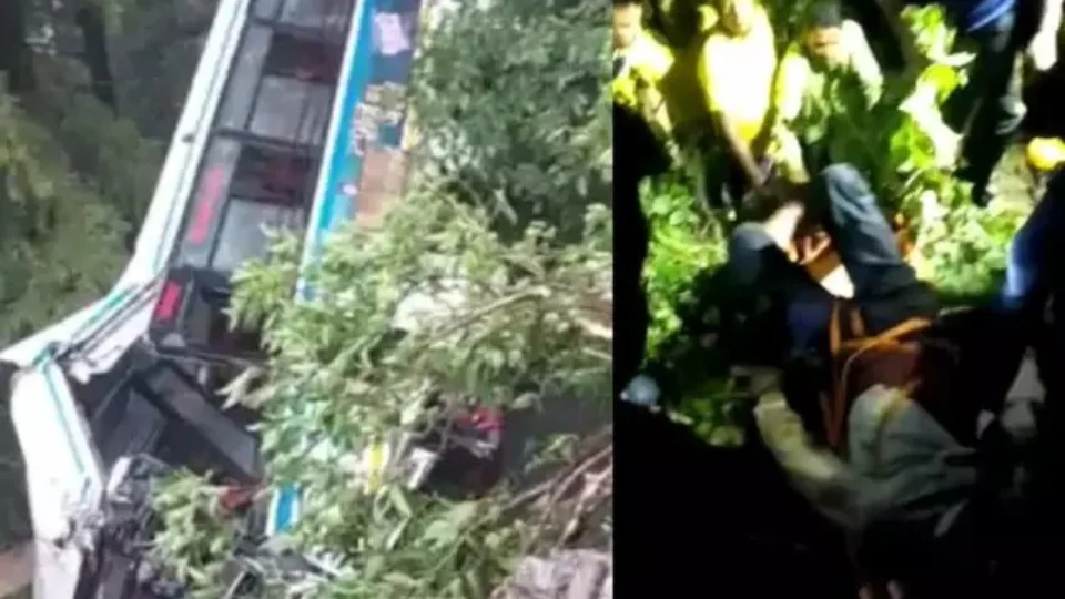 Ônibus cai em desfiladeiro e 25 pessoas morrem