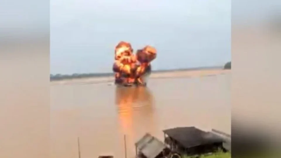 Operação da PF destrói balsas e dragas de garimpo ilegal em Rondônia