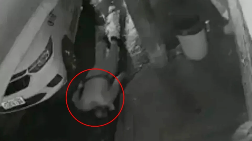 PM é atingido com botijão de gás na cabeça durante abordagem