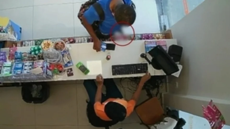 Vídeo flagra homem mostrando pênis para atendente em padaria