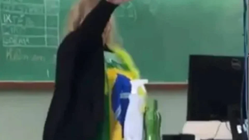 Defesa de professora nega gesto nazista: “Era continência à bandeira”