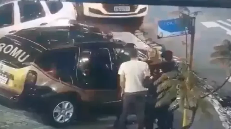 Mulher leva soco de agente público durante abordagem policial