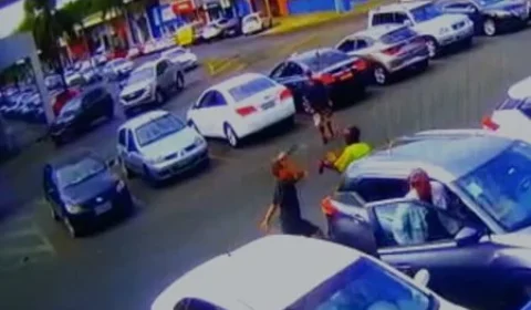 Vídeo: flanelinha esfaqueia rival durante disputa por ponto