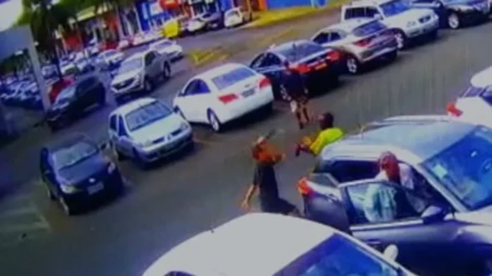 Vídeo: flanelinha esfaqueia rival durante disputa por ponto