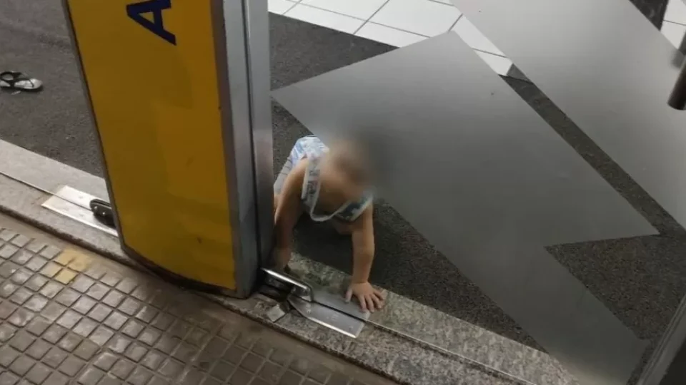 Pai esquece bebê dentro de agência bancária e chama polícia
