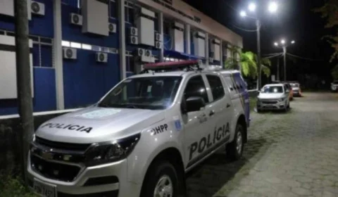 Mãe ataca e esfaqueia professora do filho