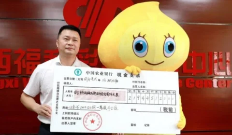 Ganhador recebe prêmio de loteria de R$ 153 milhões fantasiado