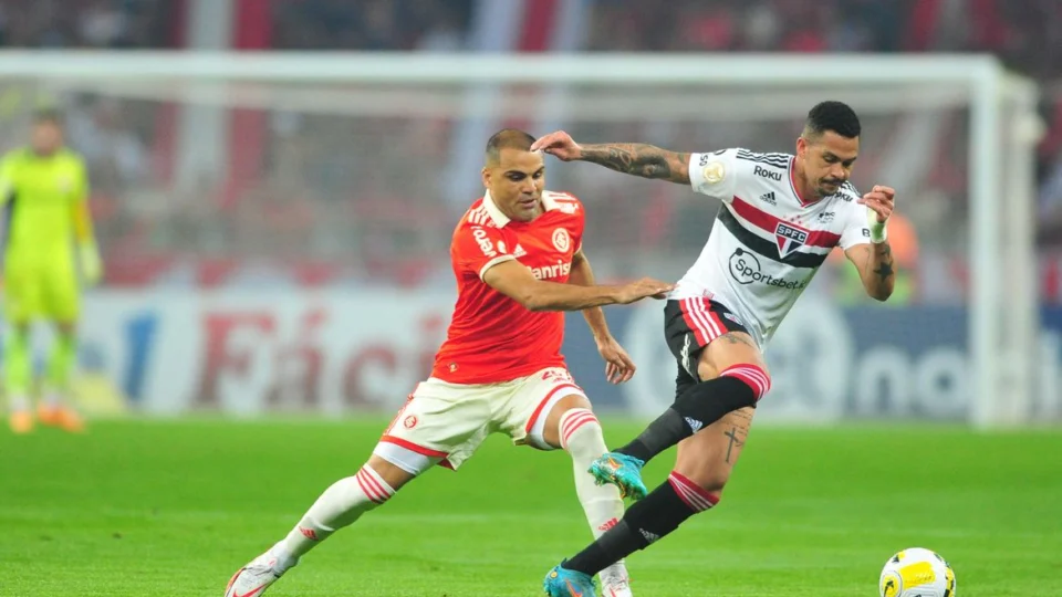 Sonhando com vaga na Libertadores, São Paulo recebe o Internacional