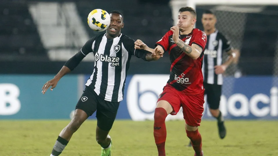 Athletico-PR e Botafogo medem forças em busca de vaga na Libertadores