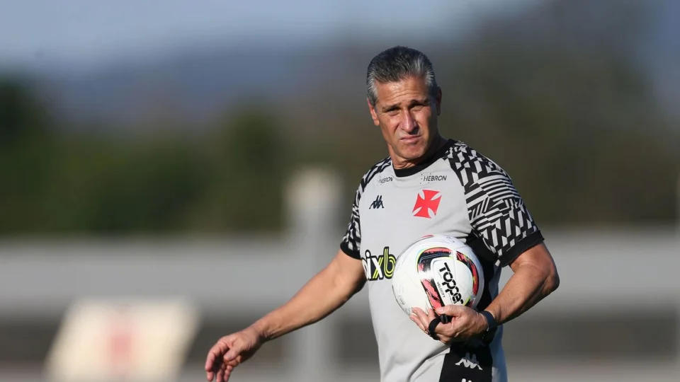 Vasco anuncia a saída do técnico Jorginho