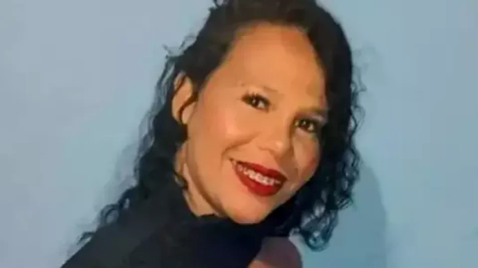 Mulher tenta fazer foto com arma e morre com tiro na cabeça