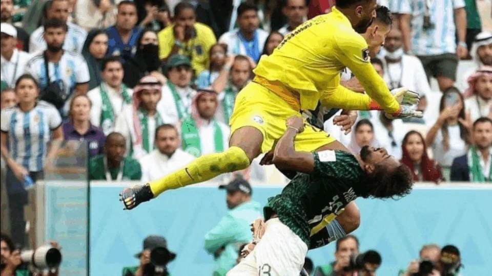 Jogador Saudita será operado após sofrer lesão grave em jogo da Copa do Mundo