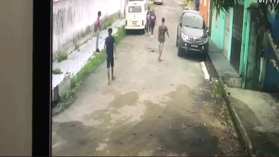 Veja o momento em que bandidos assaltam mulheres no bairro Cidade Nova