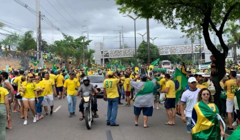 Manifestantes se reúnem em frente ao CMA em Manaus