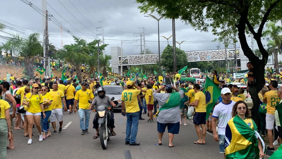 Manifestantes se reúnem em frente ao CMA em Manaus
