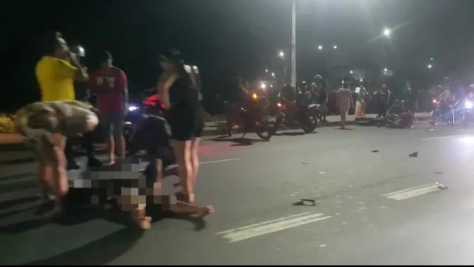 Acidente de motoclicleta deixa três pessoas feridas; veja vídeo