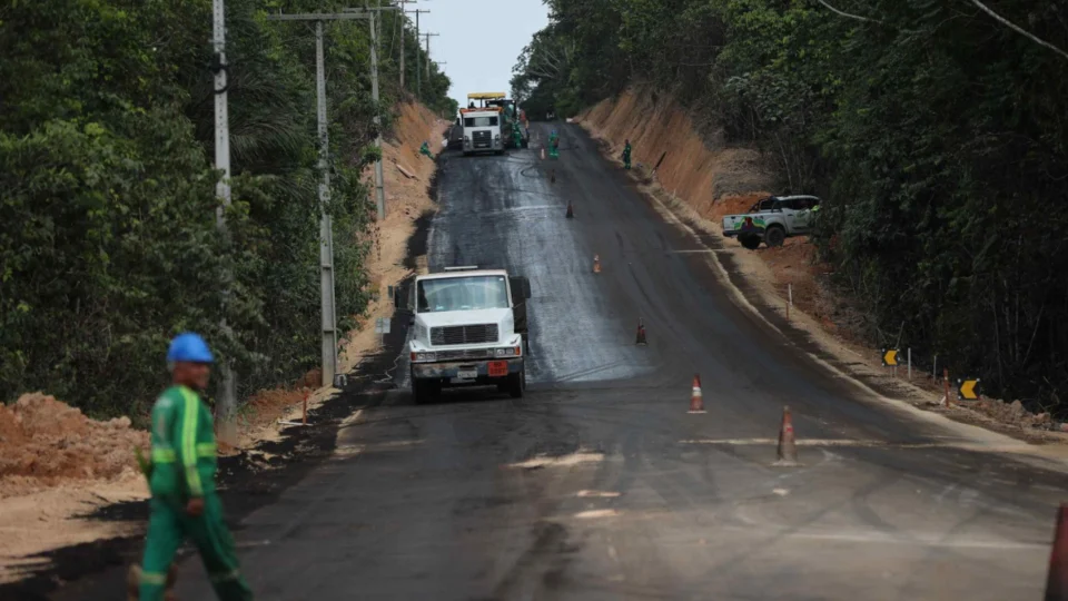 Novo asfaltamento em mais de 70 quilômetros da AM-010 é concluído