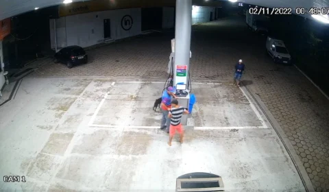 Frentista é esfaqueado por criminosos durante assalto em posto de combustíveis em Manaus