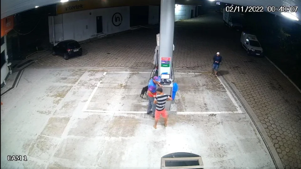 Frentista é esfaqueado por criminosos durante assalto em posto de combustíveis em Manaus