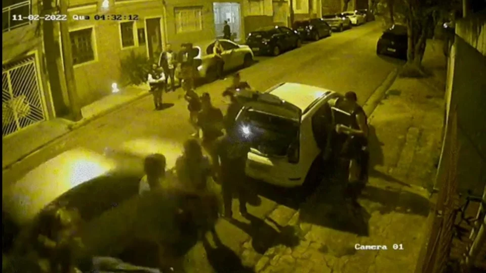 VÍDEO: Motorista atropela duas pessoas e foge sem prestar socorro