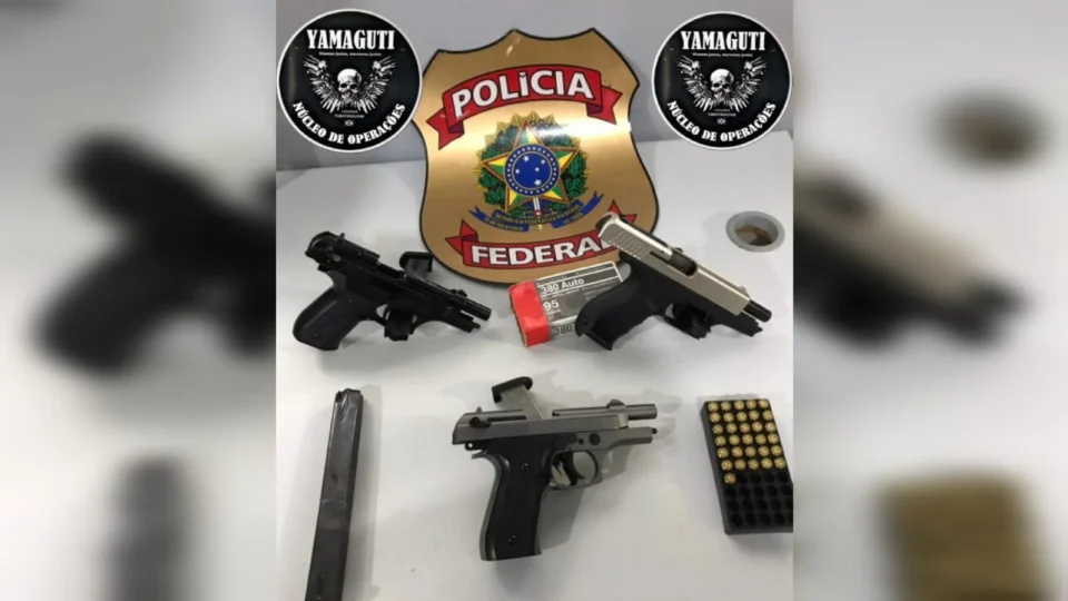 Polícia apreende armas dentro de embarcação em de Tabatinga