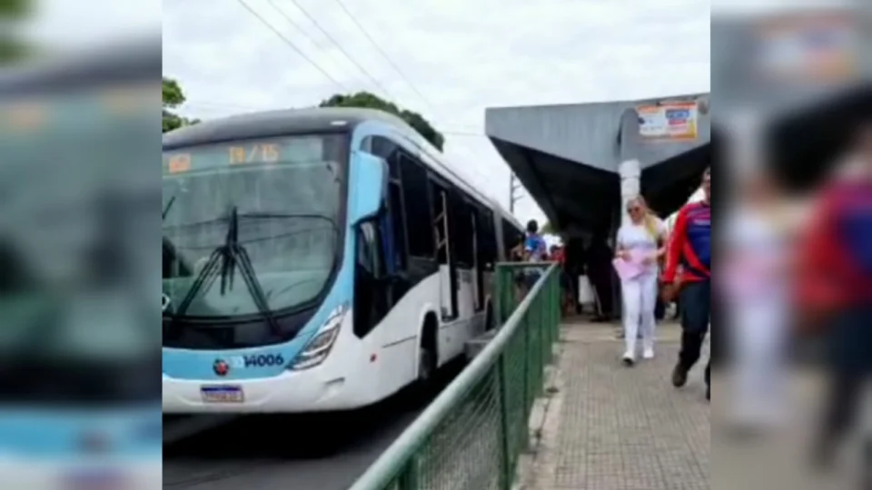 Homem é baleado e mulher esfaqueada durante assalto a ônibus em Manaus