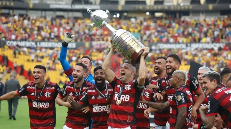 Craque do Flamengo anuncia aposentadoria após 12 títulos