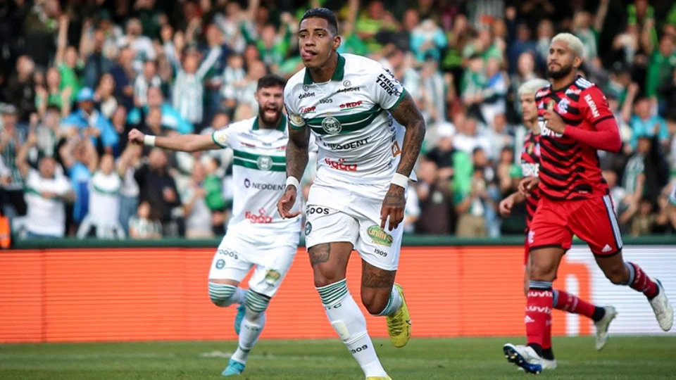 Coritiba vence o Flamengo em casa e se livra do rebaixamento