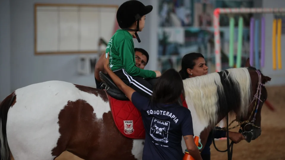 Equoterapia da PMAM ampliará vagas após aquisição de cavalos e reforma do núcleo