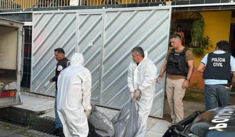 Mulher é encontrada morta com uma facada no peito dentro do apartamento