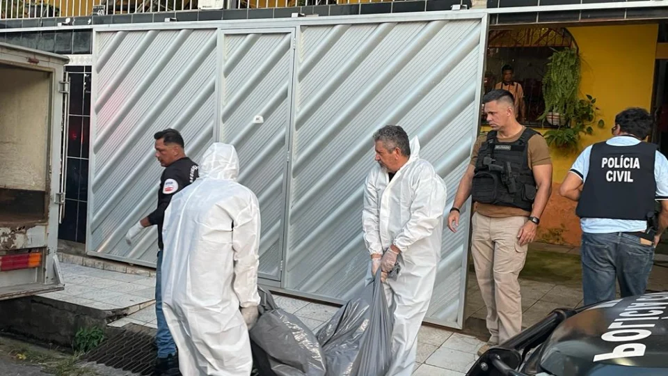 Mulher é encontrada morta com uma facada no peito dentro do apartamento