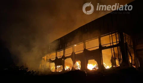 VÍDEO: Incêndio de grandes proporções atinge fábrica de colchão no Tarumã