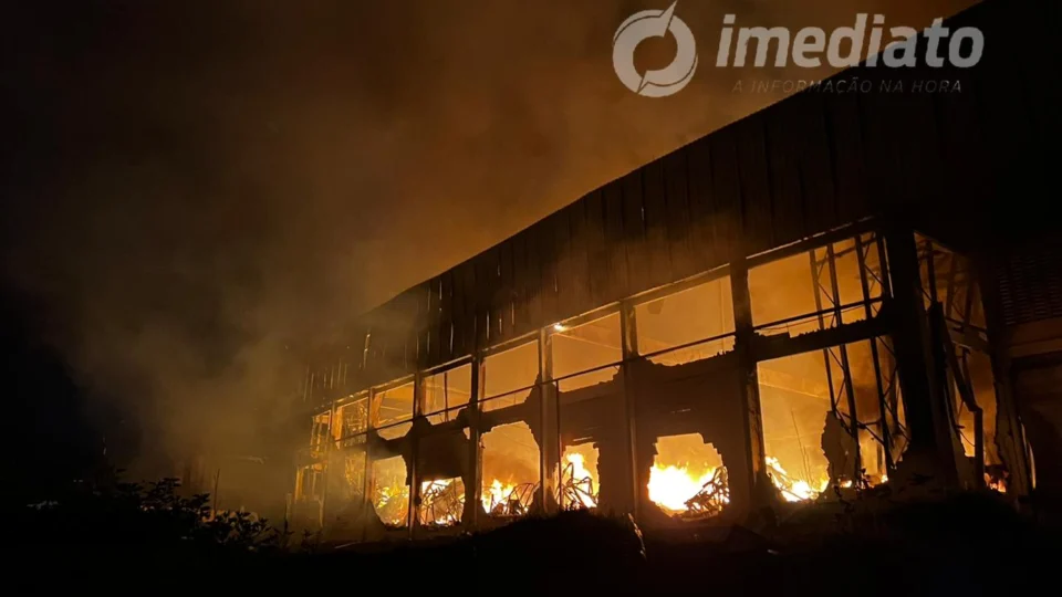 VÍDEO: Incêndio de grandes proporções atinge fábrica de colchão no Tarumã
