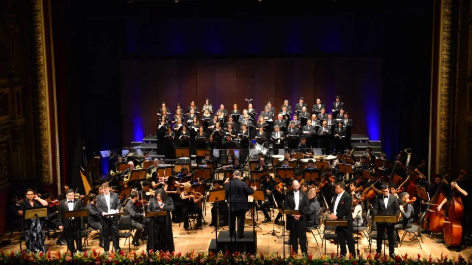 Orquestra e coral realizam espetáculo em homenagem aos 25 anos dos corpos artísticos