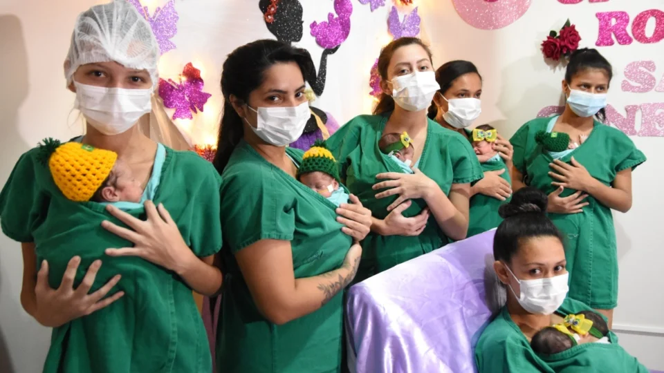 Recém-nascidos do Instituto da Mulher Dona Lindu se tornam craques da vida em ensaio fotográfico