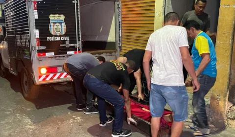 Jovem é assassinado com 12 tiros na frente de crianças