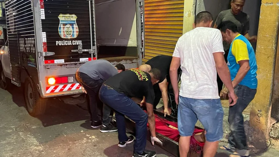 Jovem é assassinado com 12 tiros na frente de crianças