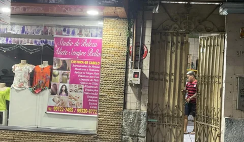 Jovem é baleado com 13 tiros em barbearia no bairro Centro