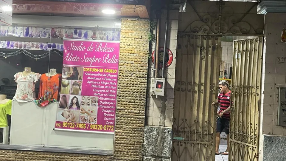 Jovem é baleado com 13 tiros em barbearia no bairro Centro