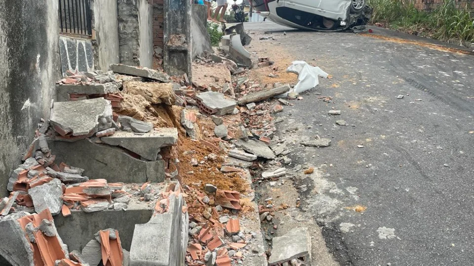 Motorista bêbado capota carro na Alvorada I