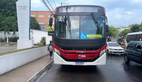 Criminoso mantém arma apontada para motorista durante assalto a ônibus na zona Leste