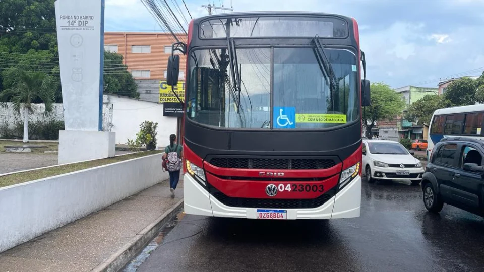 Criminoso mantém arma apontada para motorista durante assalto a ônibus na zona Leste