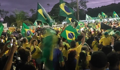 Mesmo debaixo de chuva, manifestações continuam em frente ao CMA