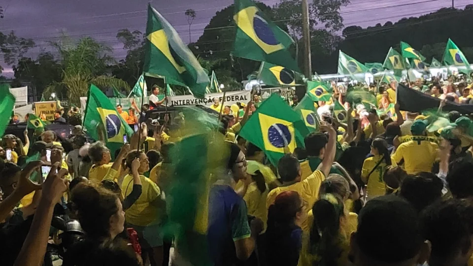 Mesmo debaixo de chuva, manifestações continuam em frente ao CMA